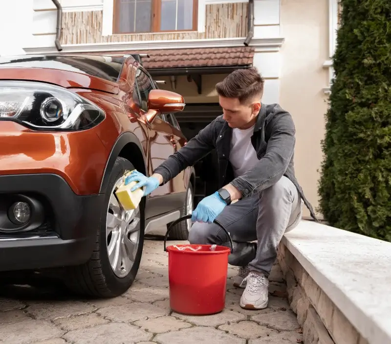 Lavage auto à domicile Quillebeuf-sur-Seine : professionnel intervenant sur un véhicule